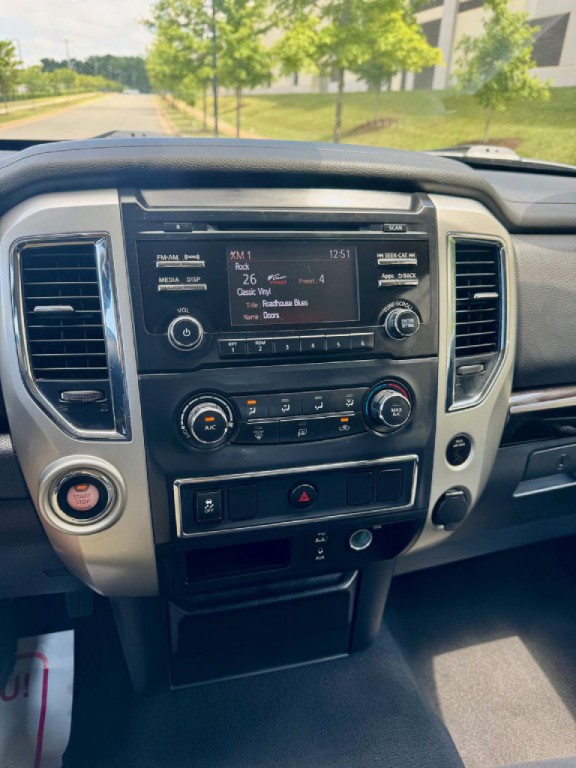 2017 Nissan Titan Image 9