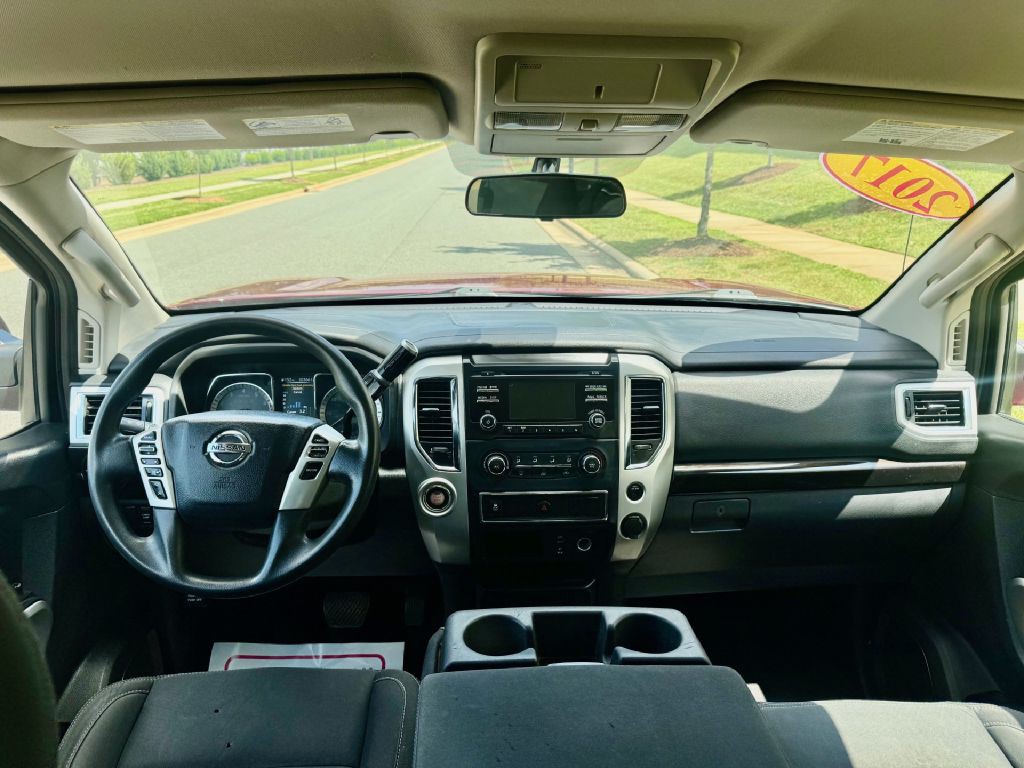 2017 Nissan Titan Image 10