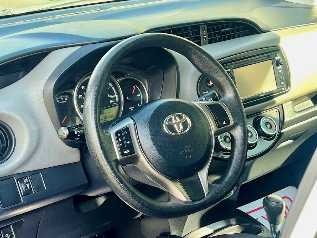 2017 Toyota Yaris Image 8