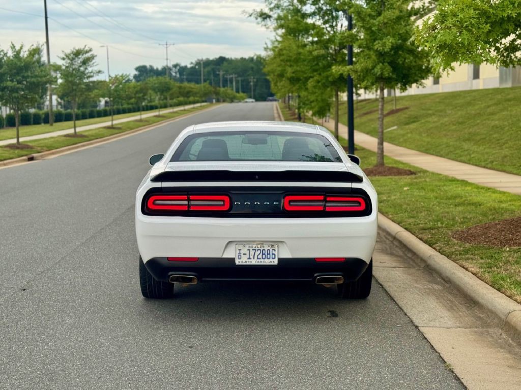 2016 Dodge Challenger Image 10