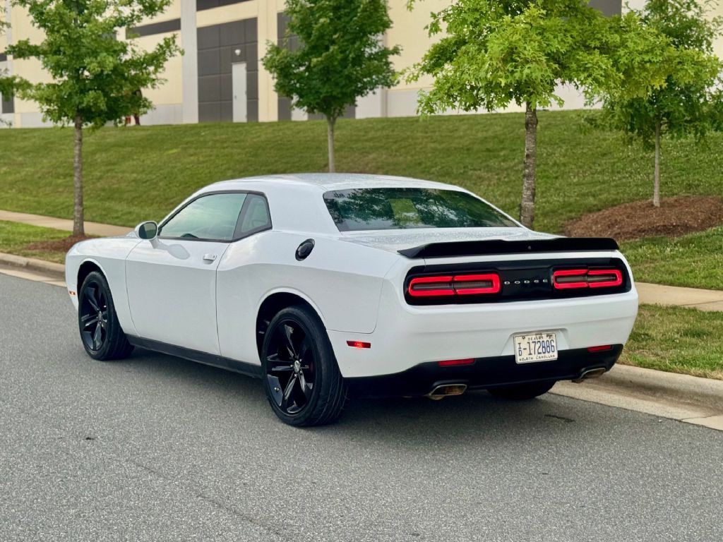 2016 Dodge Challenger Image 11