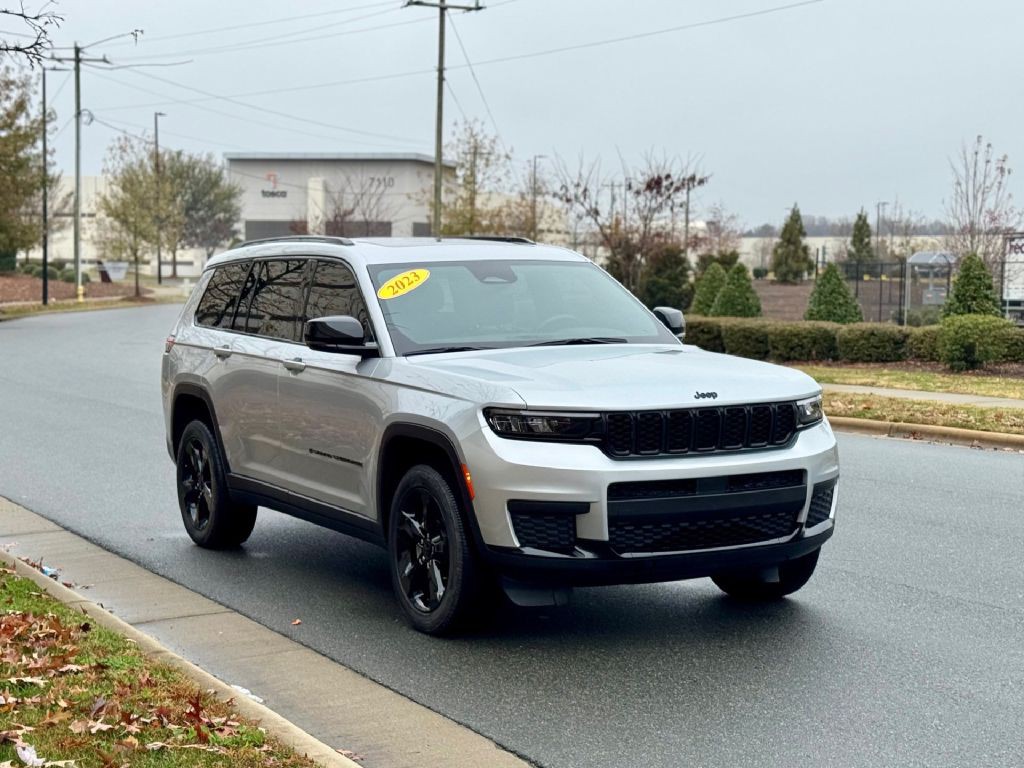 2023 Jeep Grand Cherokee Image 2