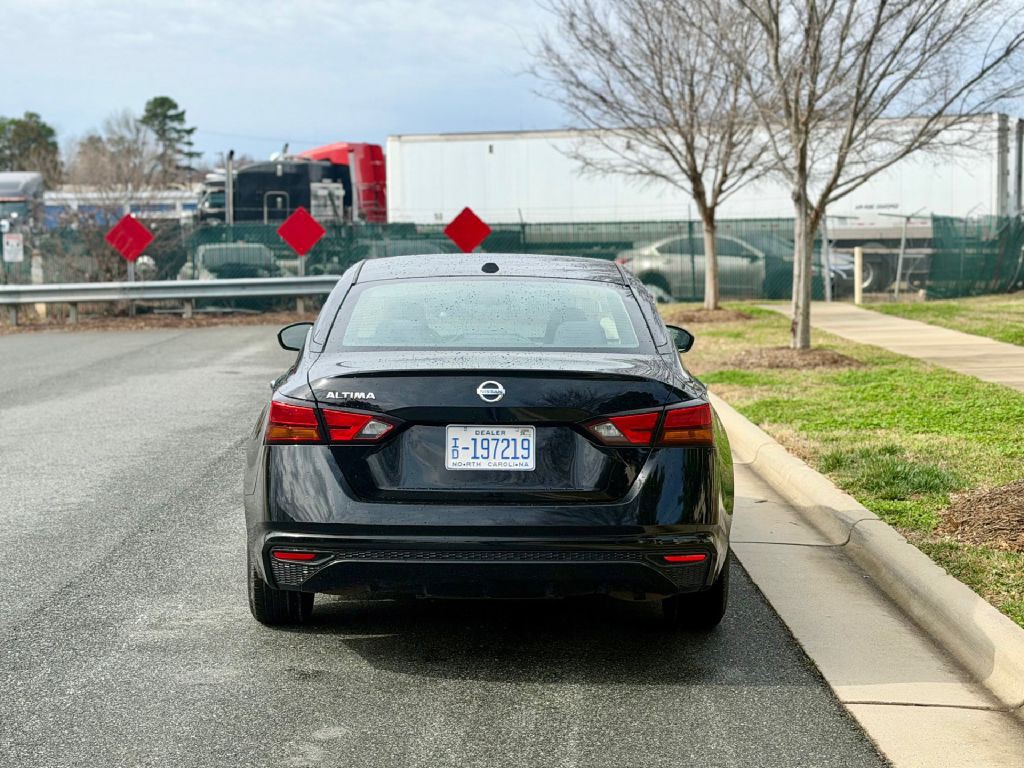 2020 Nissan Altima Image 10