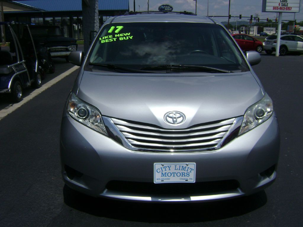 2017 Toyota Sienna Image 2