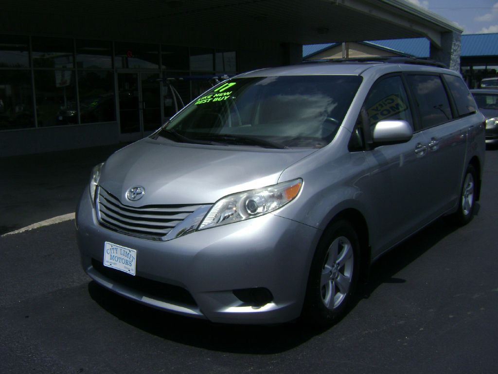 2017 Toyota Sienna Image 3