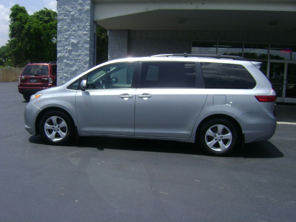 2017 Toyota Sienna Image 4