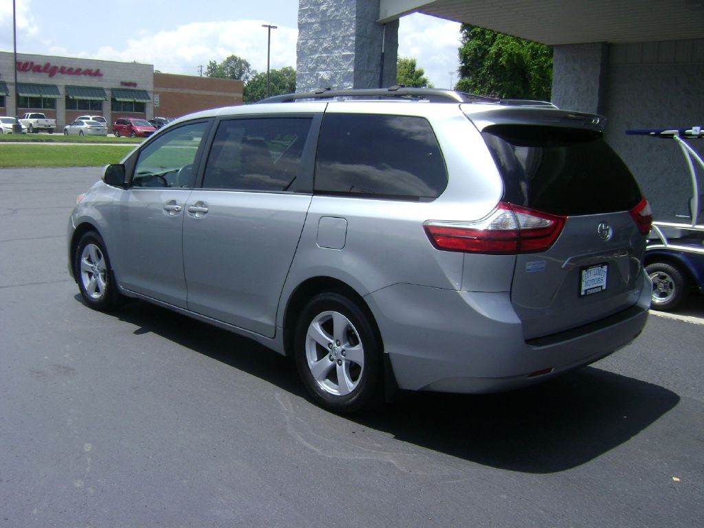 2017 Toyota Sienna Image 5