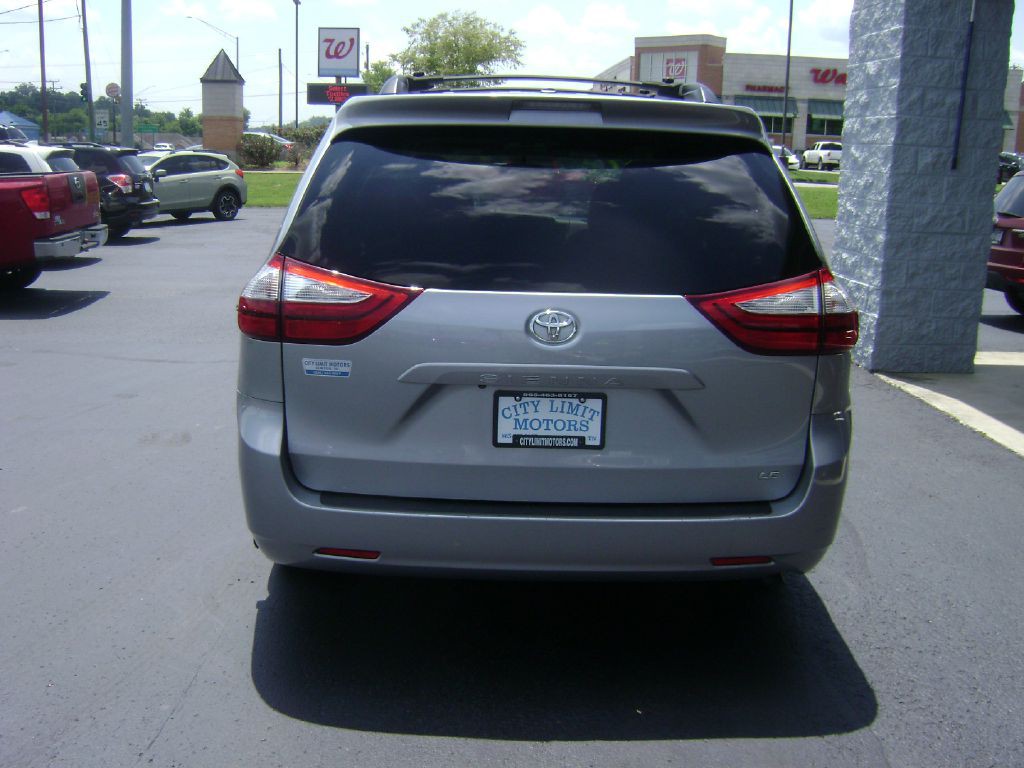 2017 Toyota Sienna Image 6