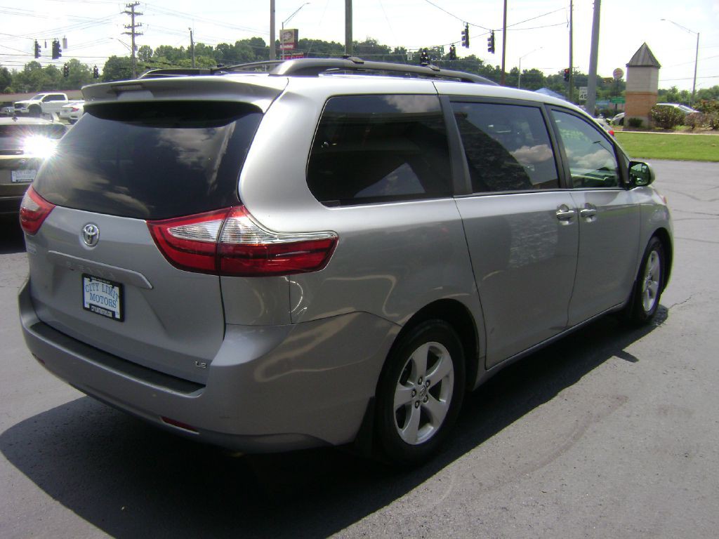 2017 Toyota Sienna Image 7