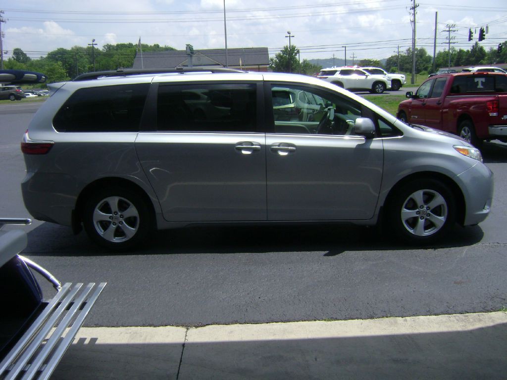 2017 Toyota Sienna Image 8