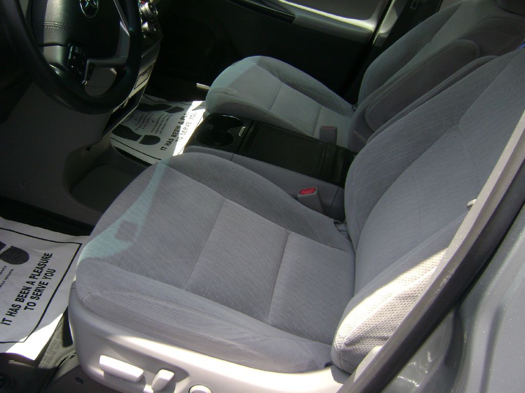 2017 Toyota Sienna Image 9