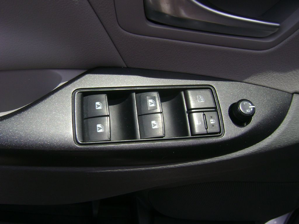2017 Toyota Sienna Image 11