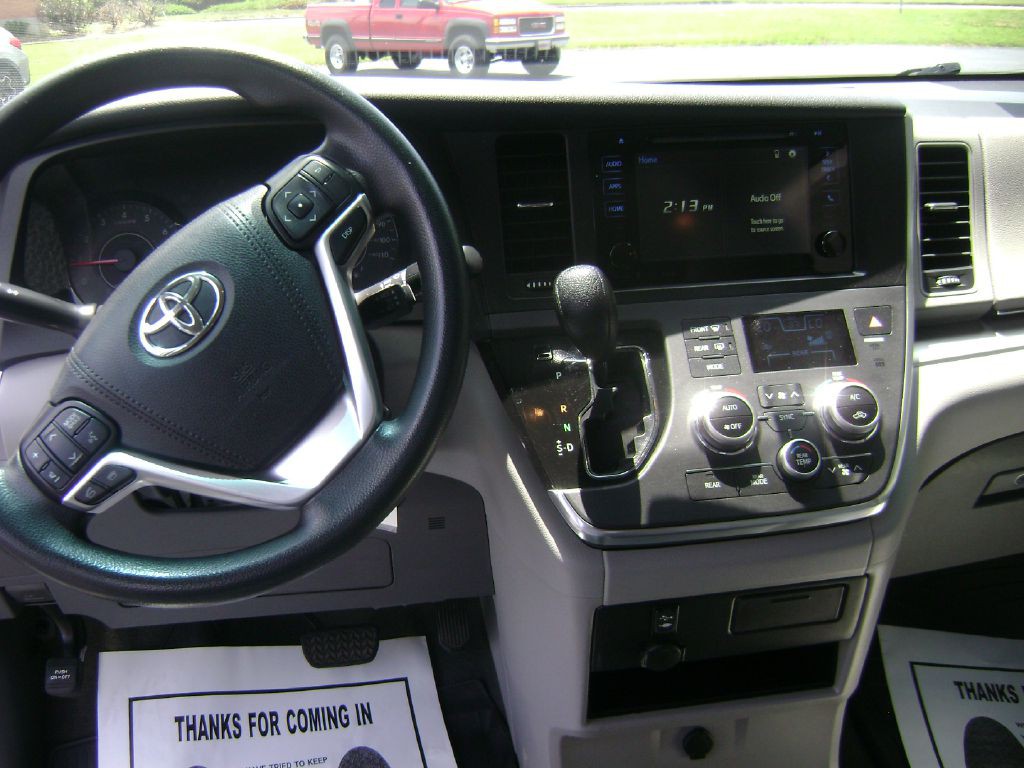 2017 Toyota Sienna Image 12