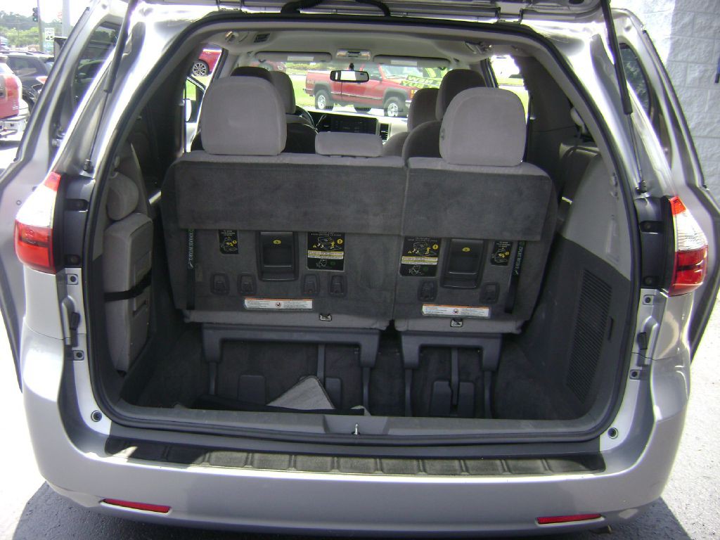 2017 Toyota Sienna Image 16