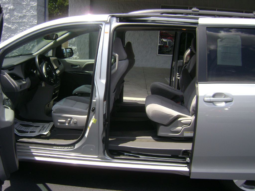 2017 Toyota Sienna Image 18