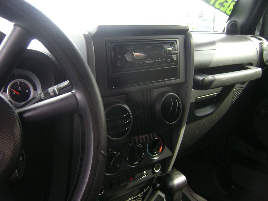 2010 Jeep Wrangler Image 13