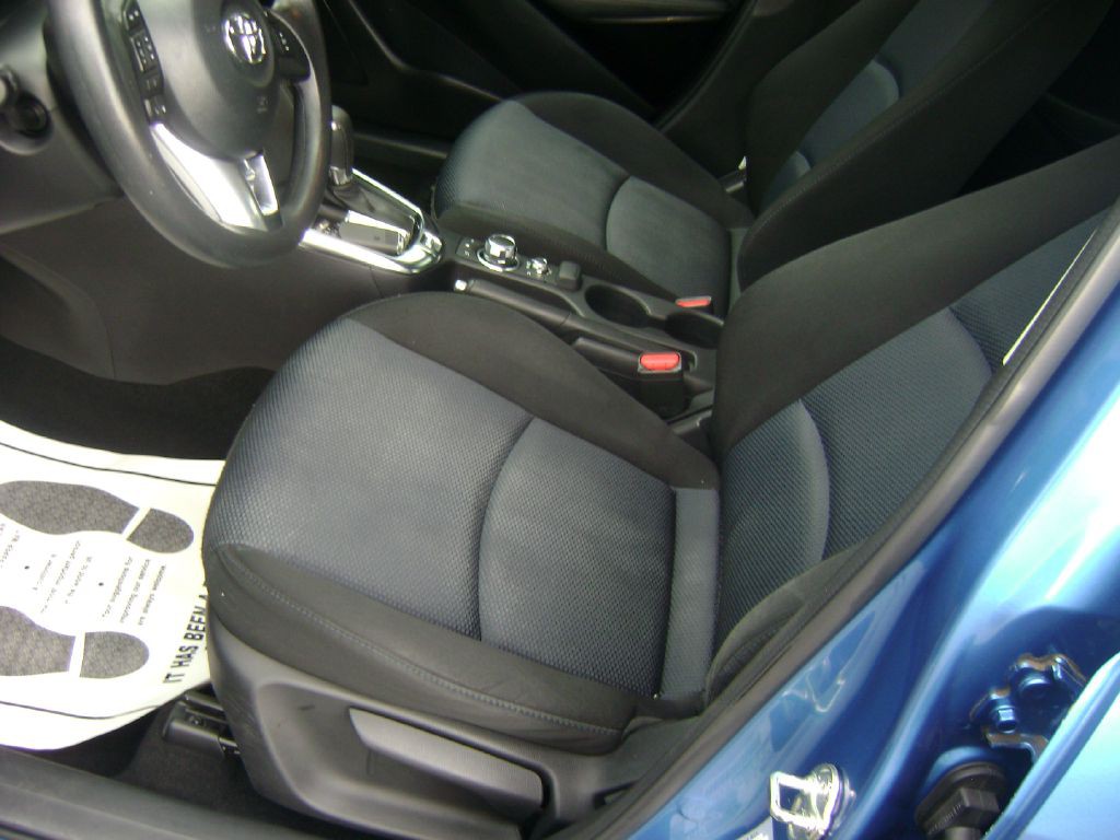 2017 Toyota Yaris Image 9