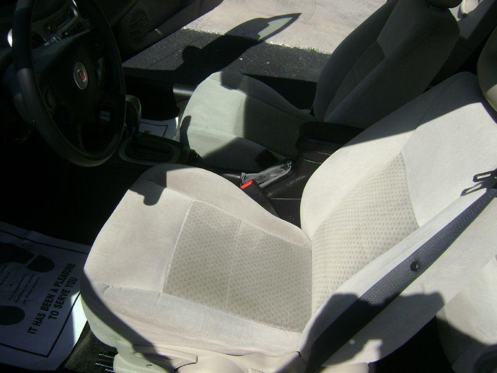 2005 Saturn ION Image 9