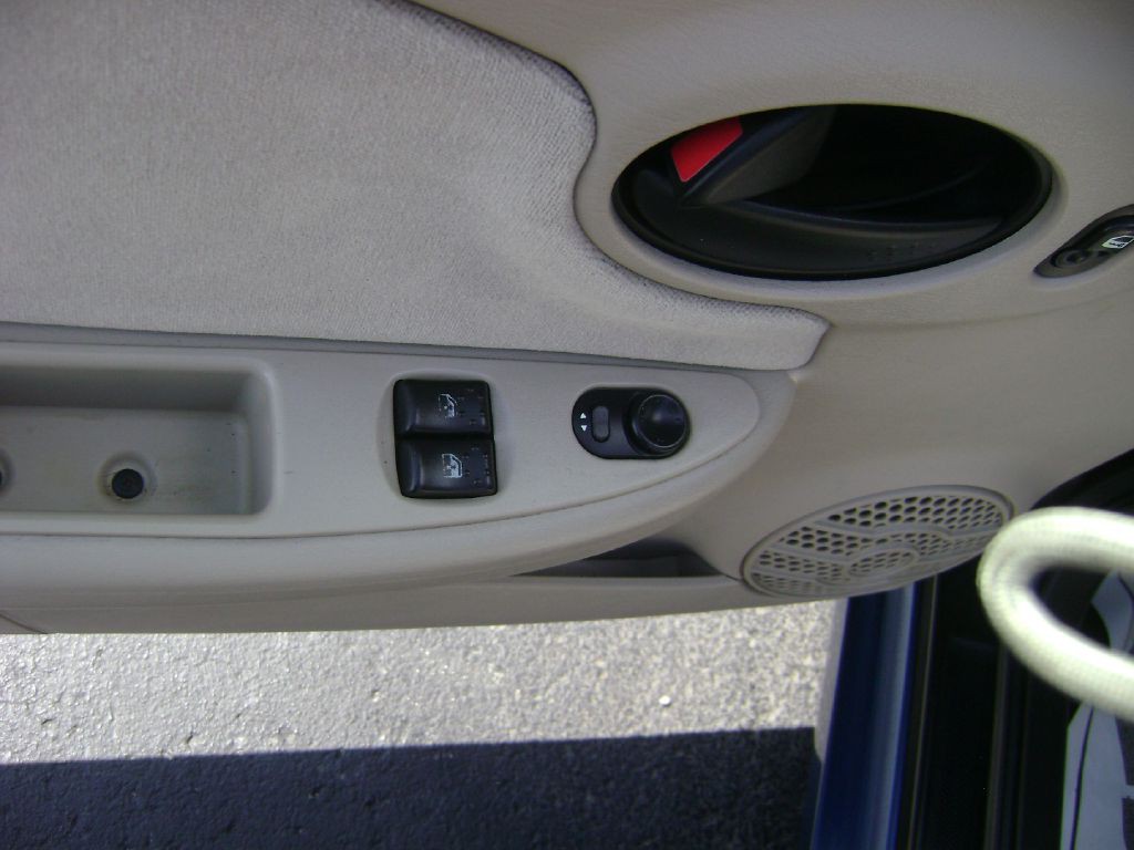 2005 Saturn ION Image 10