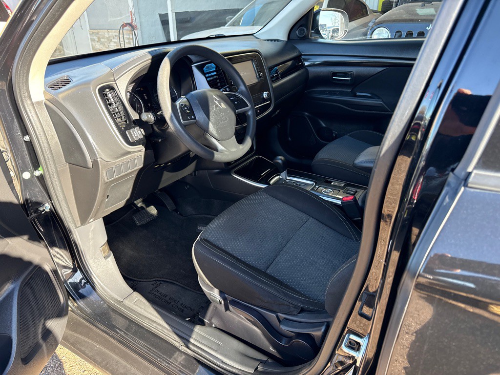 2020 Mitsubishi Outlander Image 9