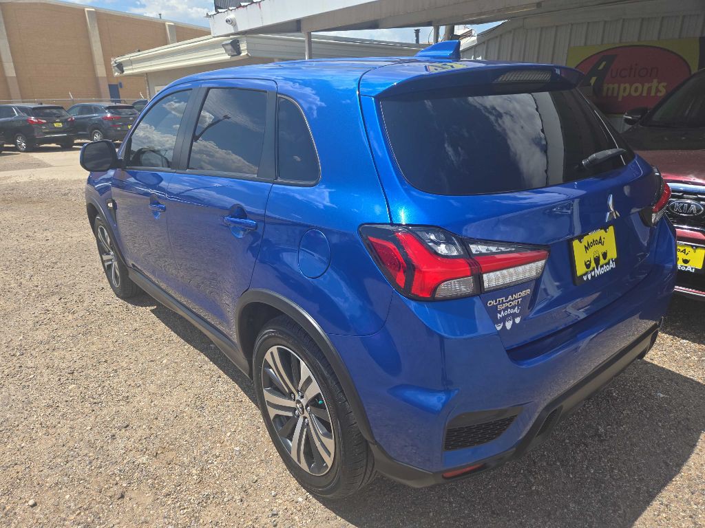 2021 Mitsubishi Outlander Image 2