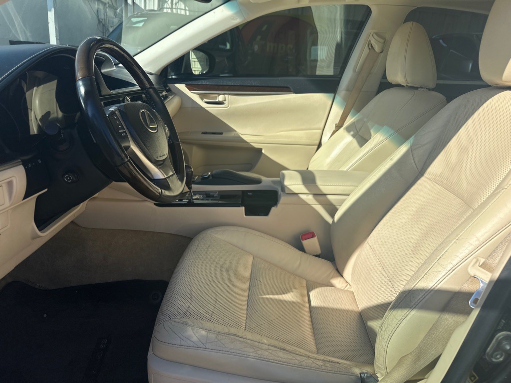 2013 Lexus ES Image 8