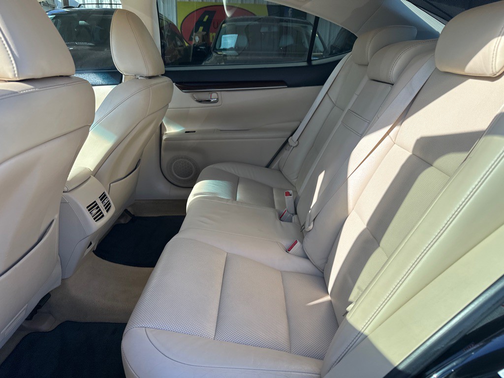 2013 Lexus ES Image 11