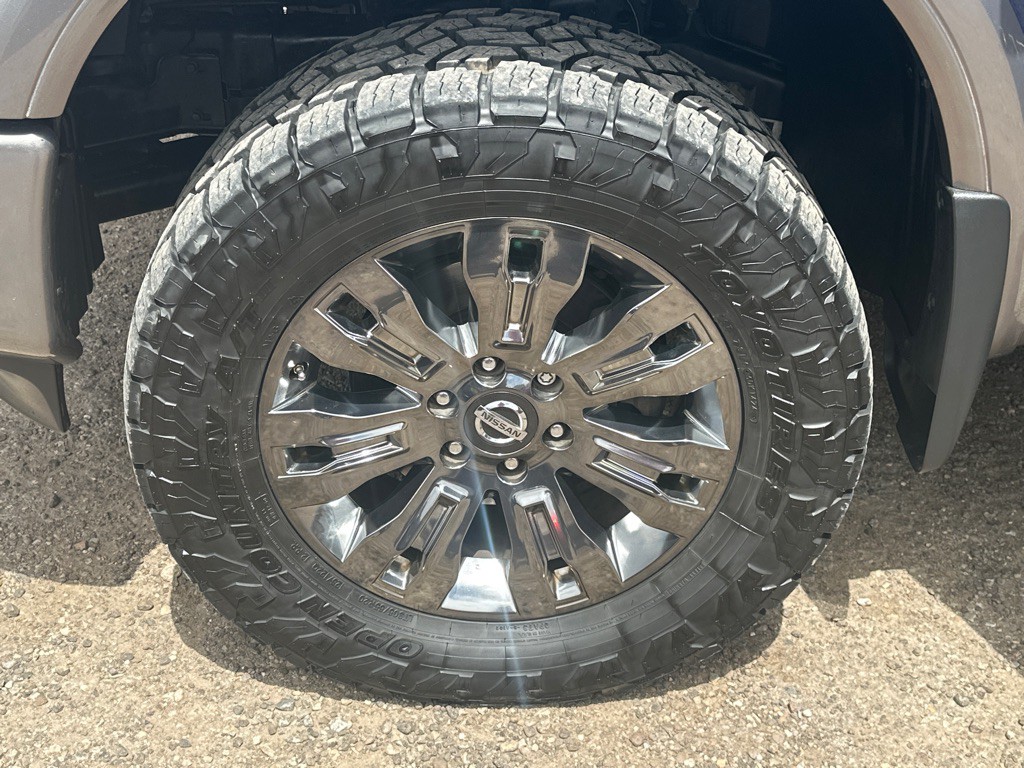 2017 Nissan Titan Image 16
