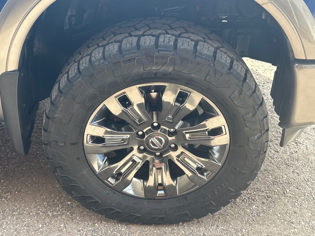 2017 Nissan Titan Image 17
