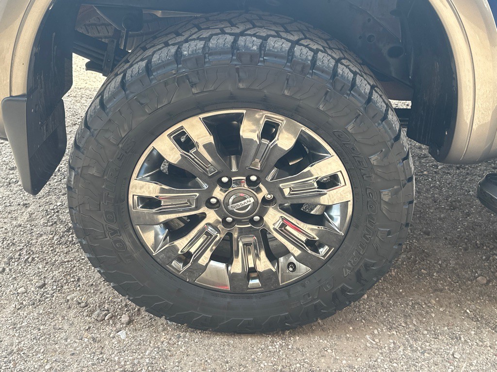 2017 Nissan Titan Image 18