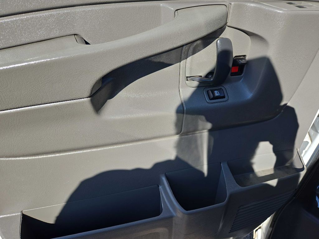 2015 Chevrolet Express Image 9