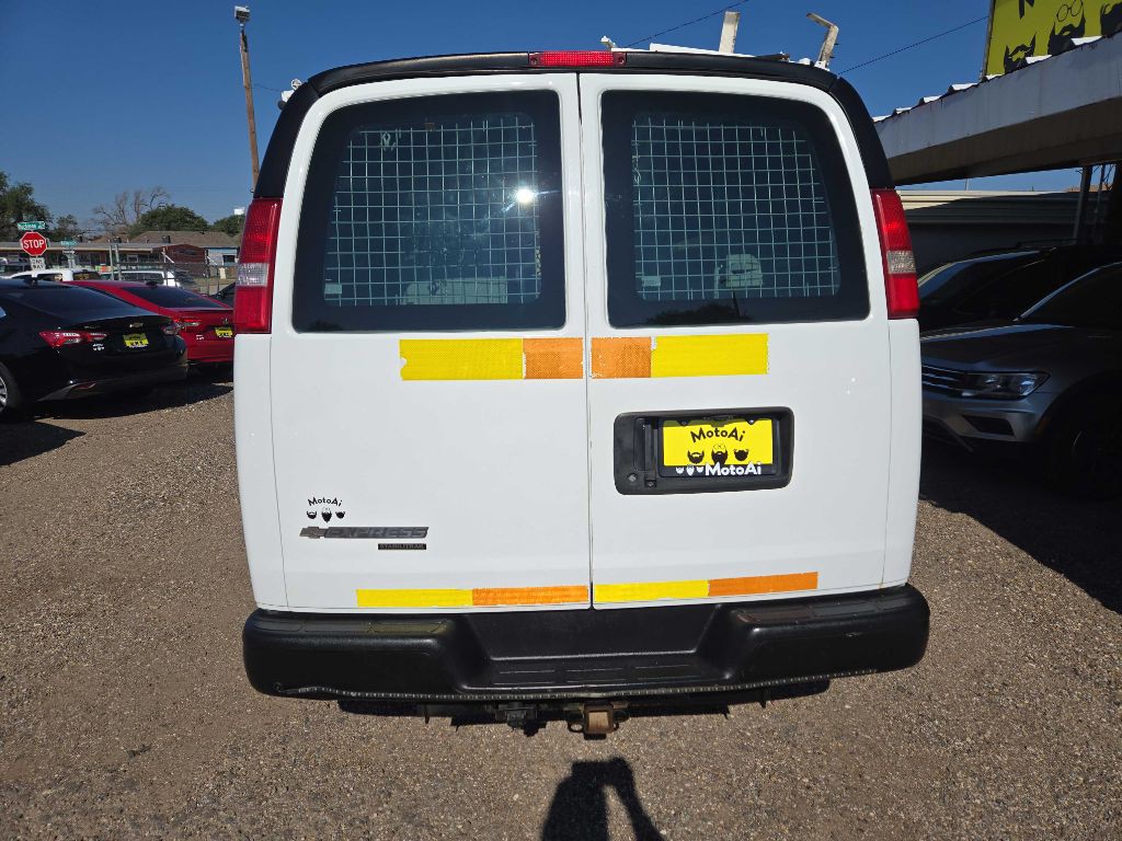 2015 Chevrolet Express Image 3
