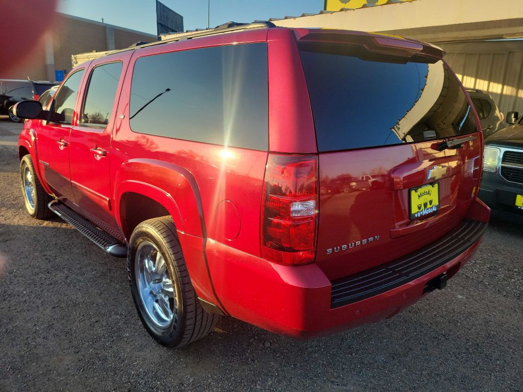 2013 Chevrolet Suburban Image 2