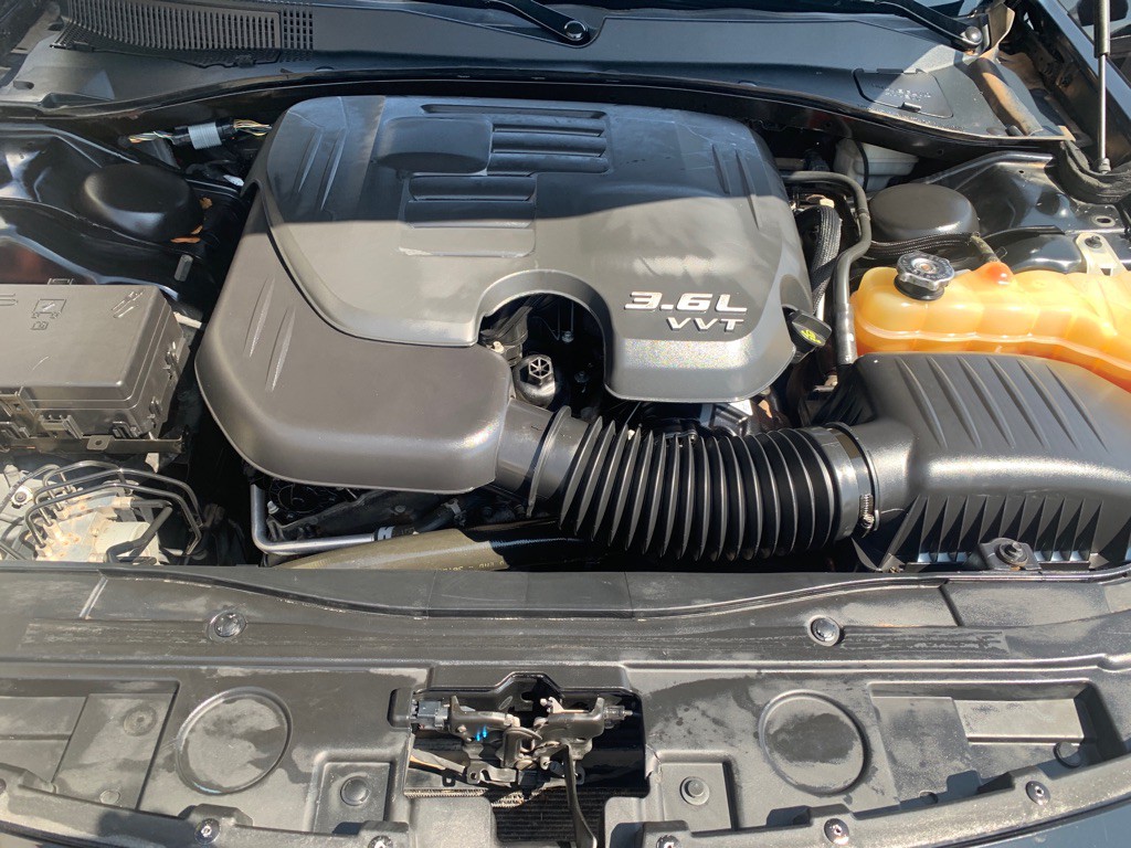 2015 Chrysler 300 Image 9