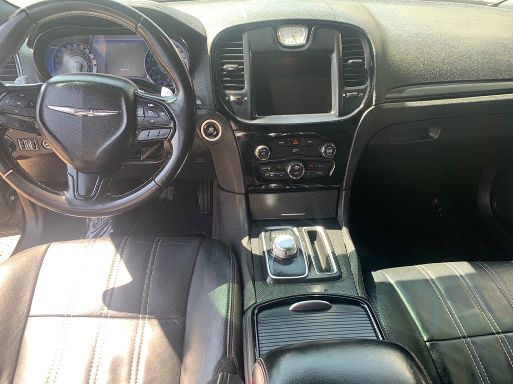 2015 Chrysler 300 Image 11