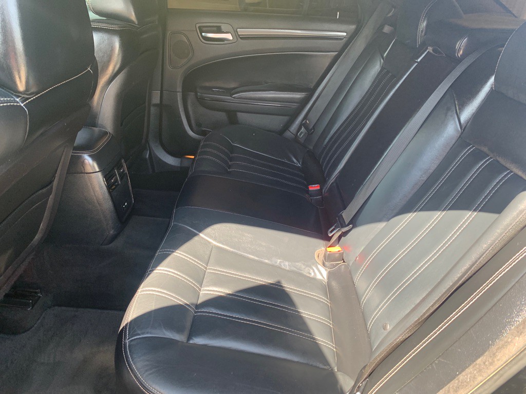 2015 Chrysler 300 Image 13