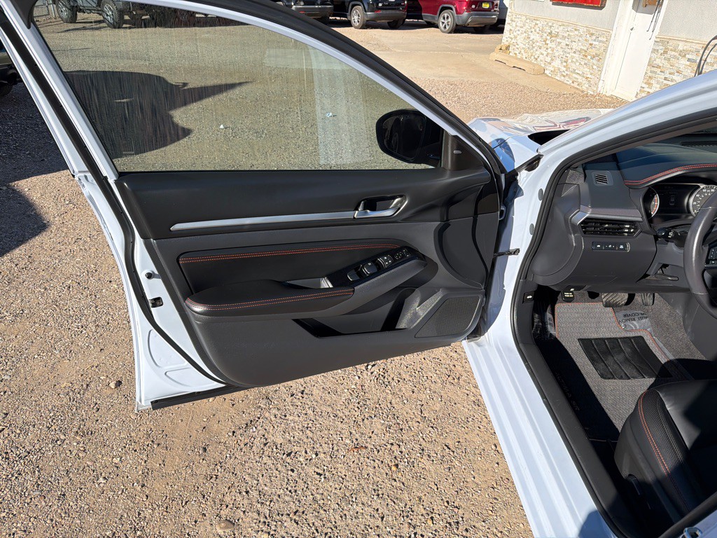 2023 Nissan Altima Image 10