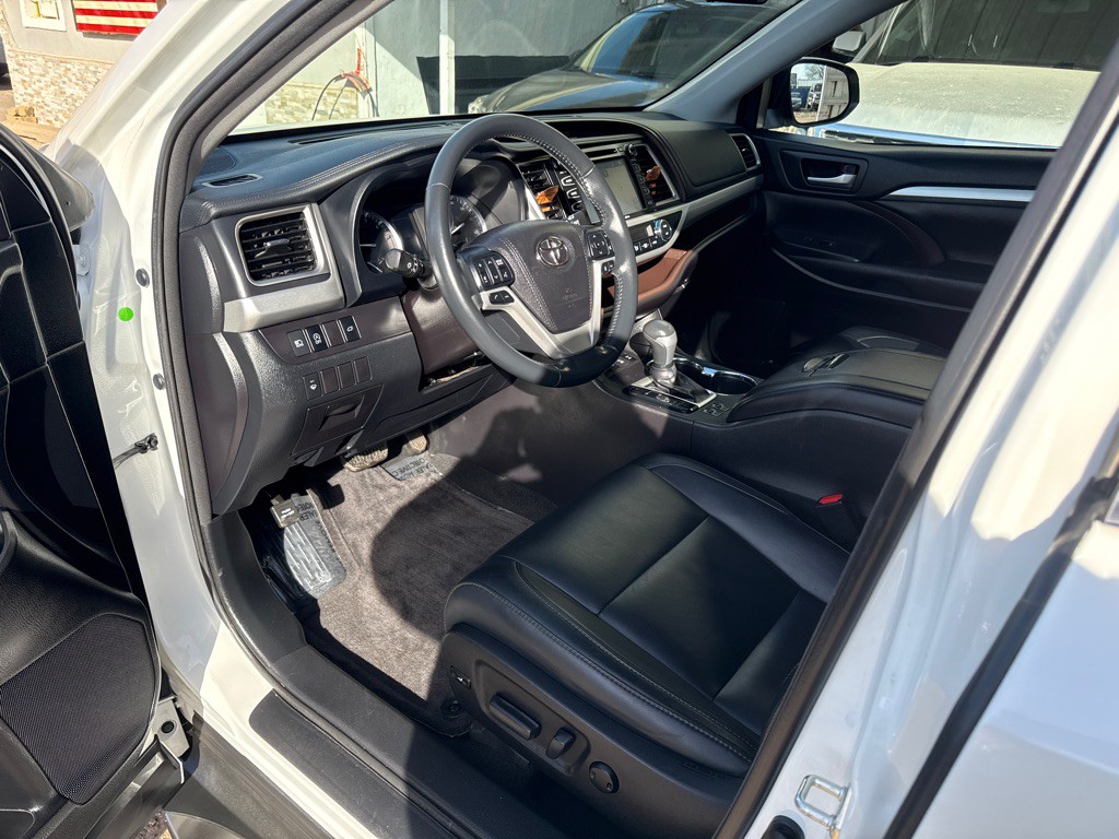 2017 Toyota Highlander Image 9