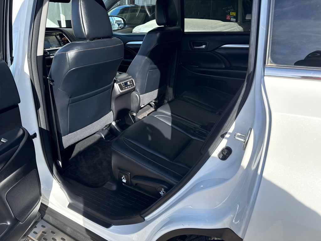 2017 Toyota Highlander Image 10
