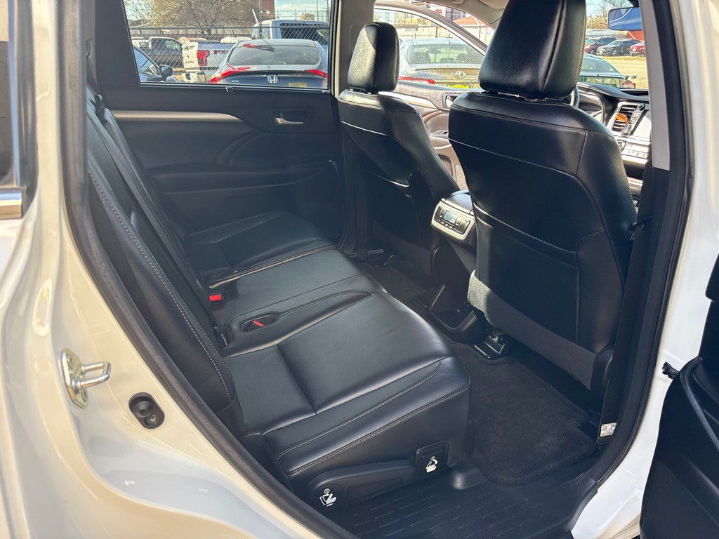 2017 Toyota Highlander Image 12