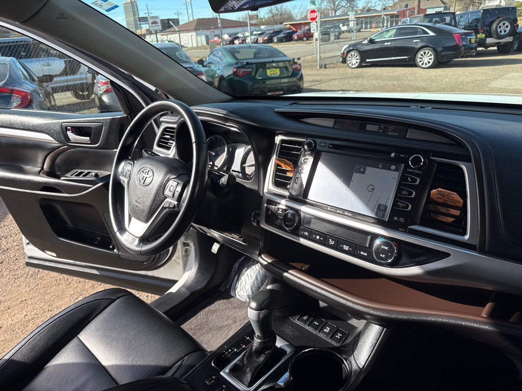 2017 Toyota Highlander Image 14