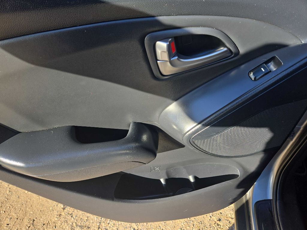 2011 Hyundai Tucson Image 12