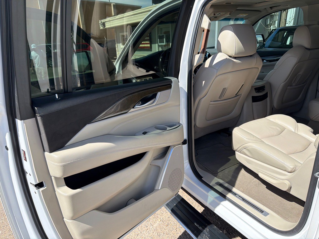 2018 Cadillac Escalade Image 17