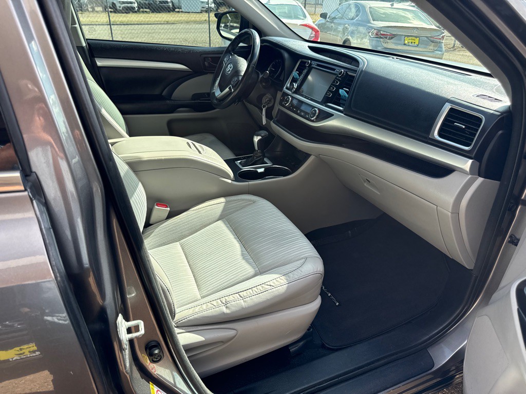 2016 Toyota Highlander Image 12