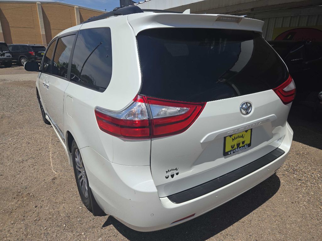 2018 Toyota Sienna Image 2