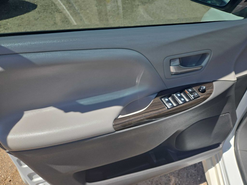 2018 Toyota Sienna Image 10