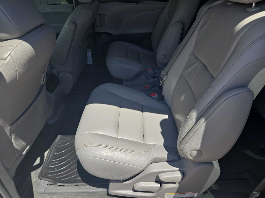 2018 Toyota Sienna Image 11