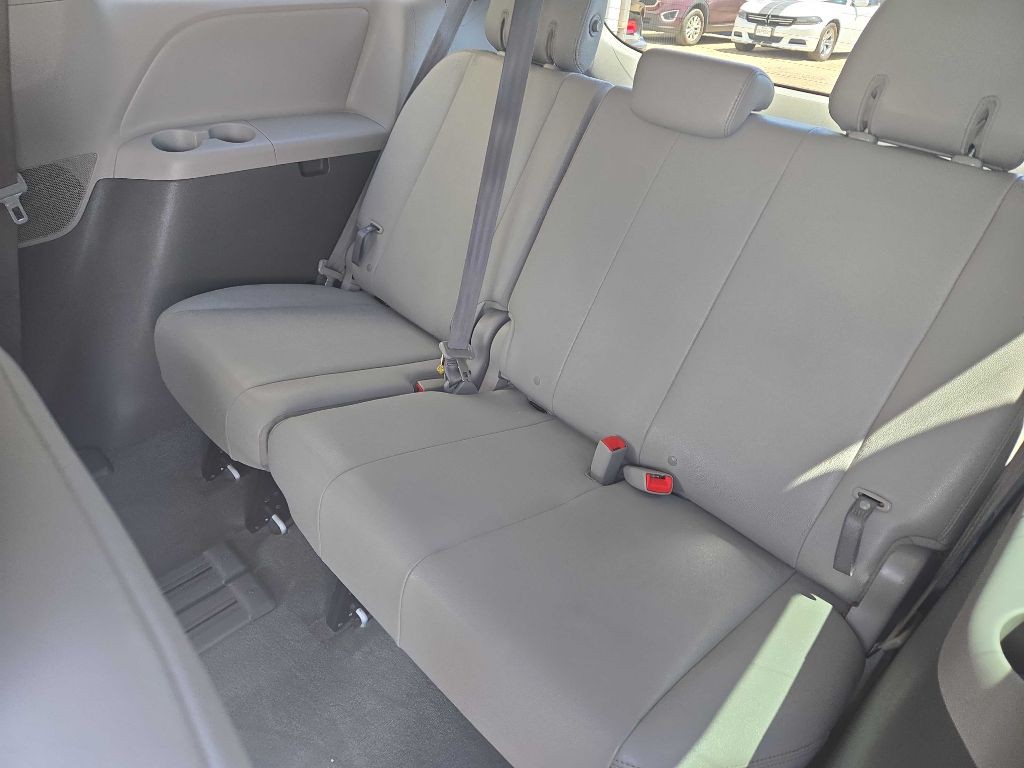 2018 Toyota Sienna Image 12