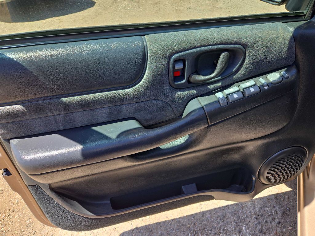 2002 Chevrolet S10 Image 10