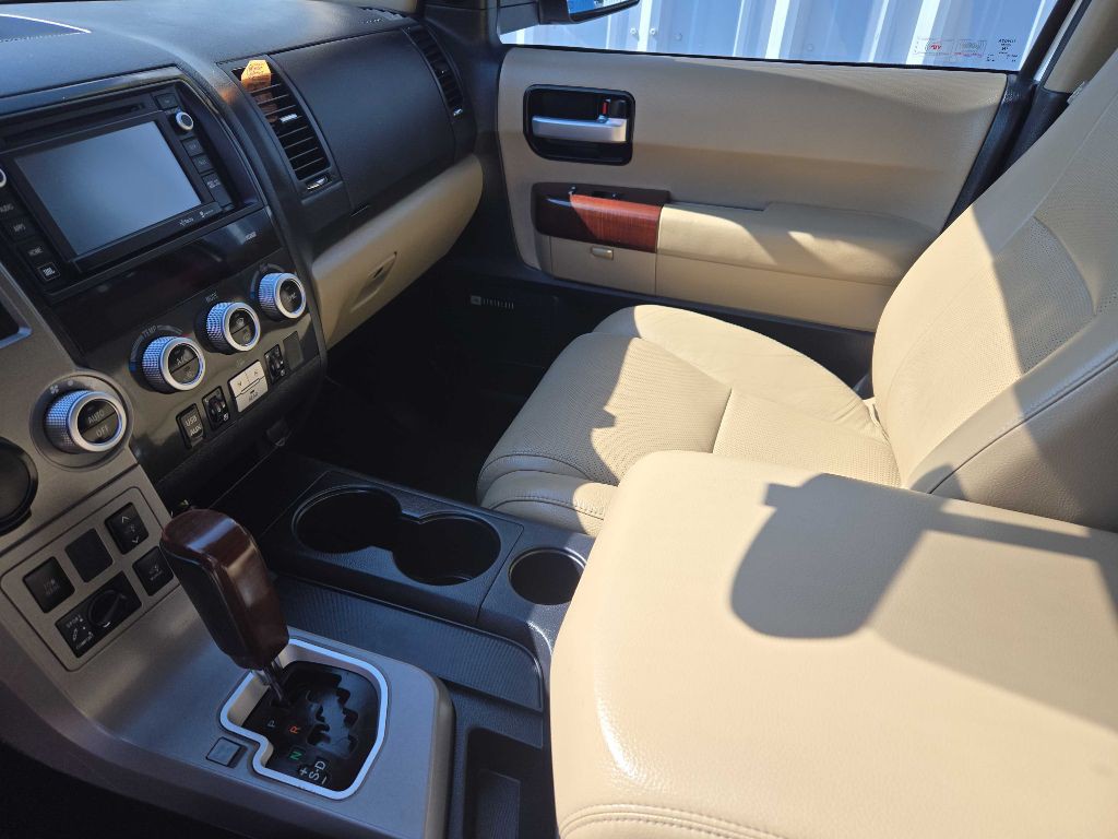2014 Toyota Sequoia Image 11